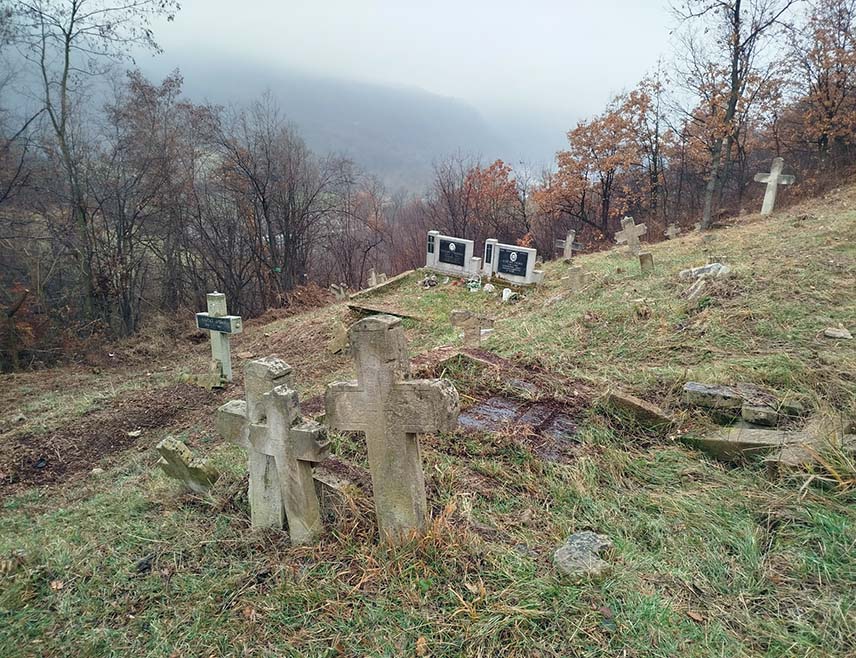 КАКАЊ, 12. ДЕЦЕМБРА /СРНА/ - Прва фаза уређења српског православног гробља у Горњим Тичићима код Какња завршена је захвљаујући средствима која су обезбиједили парохијани настањени широм свијета, изјавио је Срни парох добрињски јереј Драгиша Цвјетковић.