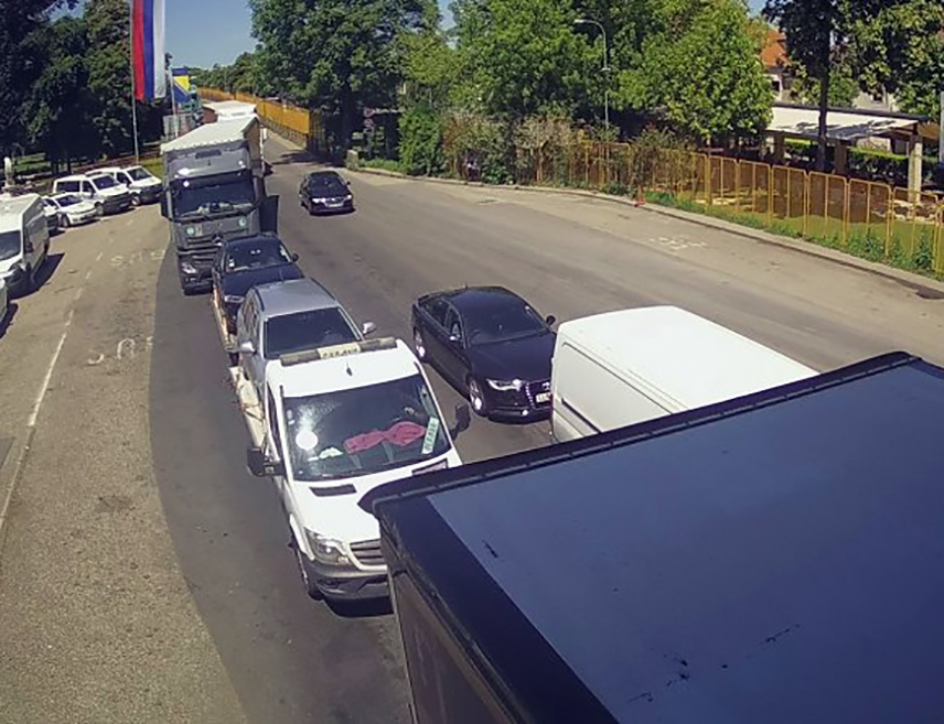 БАЊАЛУКА, 12. ДЕЦЕМБРА /СРНА/ - На граничним прелазима Градишка и Градина са Хрватском појачан је улаз путничких возила, саопштено је из Ауто-мото савеза Републике Српске.