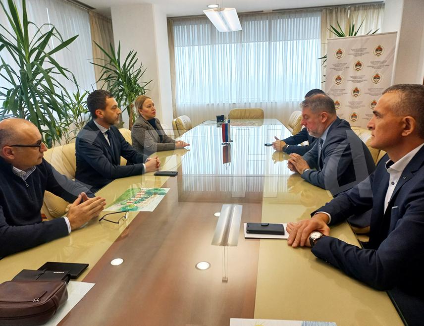 БАЊАЛУКА, 12. ДЕЦЕМБРА /СРНА/ - Министар здравља и социјалне заштите Републике Српске Ален Шеранић изразио је задовољство што је из кредита Светске банке обезбијеђено 14 милиона КМ за измирење заосталих пореских дуговања три јавне здравствене установе у Републици Српској.