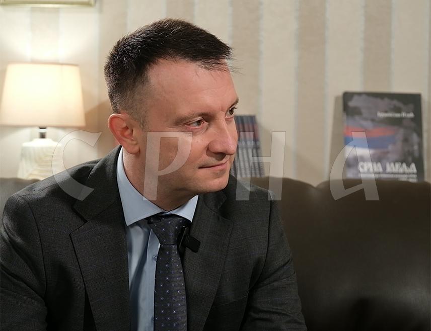 БАЊАЛУКА, 12. ДЕЦЕМБРА /СРНА/ - Привремени предсједник Градског одбора СНСД-а Бањалука Горан Маричић поручио је да ће ова партија фокус ставити на непосредни контакт са грађанима и формираће тимове од најуспјешнијих људи у СНСД-у који имају кредибилитет и вољу да саслушају људе и препознају њихов суштински проблем.