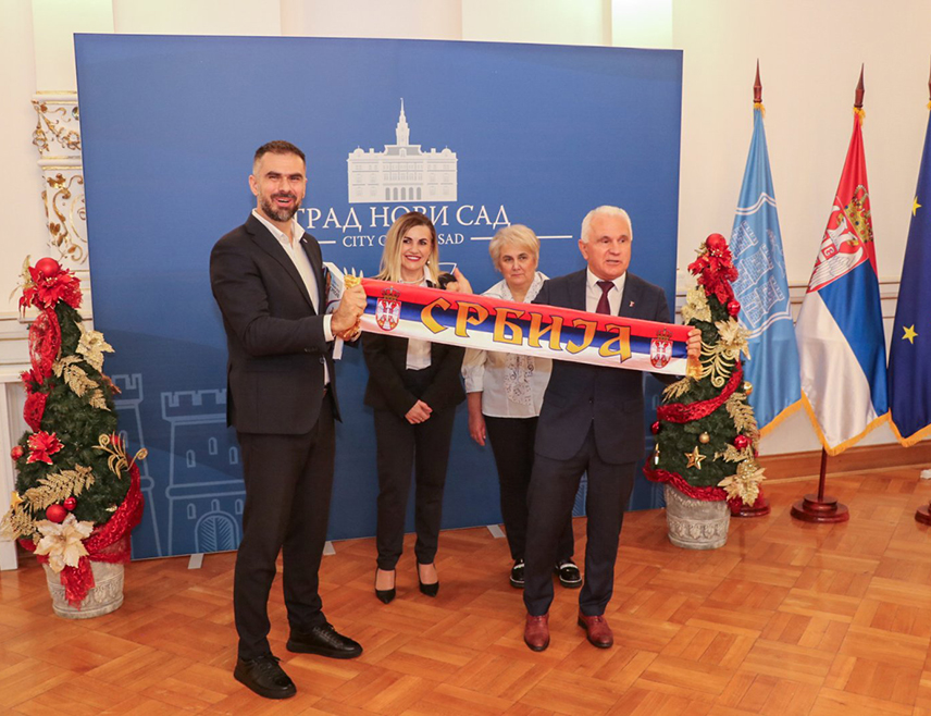 БЕОГРАД, 12.ДЕЦЕМБРА /СРНА/ - Градоначелник Новог Сада Жарко Мићин примио је данас 20 дјеце и младих са Косова и Метохије са потешкоћама у развоју, те обећао помоћ њима, као и Дневном центру "Подржи ме - 9.јануар" у Косовској Митровици.