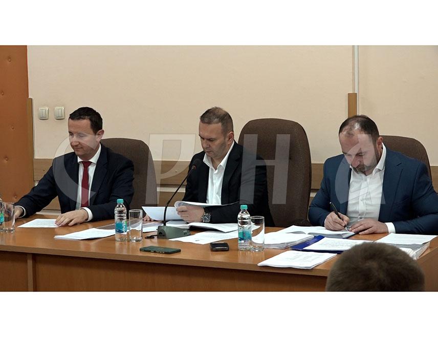 ГРАДИШКА, 12. ДЕЦЕМБРА /СРНА/ - Предсједништво Савеза општина и градова Републике Српске подржало је на данашњој сједници у Градишци потписивање посебног колективног уговора за запослене у јединицама локалне самоуправе.