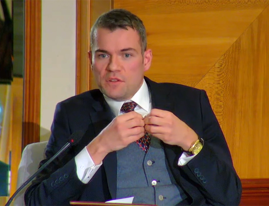 ЗАГРЕБ, 12. ДЕЦЕМБРА /СРНА/ - Професор Универзитета у Бањалуци Игор Поповић истакао је данас у Загребу да у БиХ не смију бити наметана рјешења, него да локални политичари треба да покушају постићи договор о кључним питањима неопходним за напредак земље.