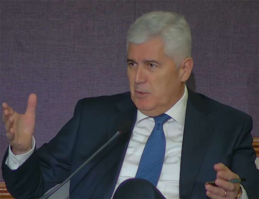 ЗАГРЕБ, 12. ДЕЦЕМБРА /СРНА/ - Предсједник Хрватског народног сабора БиХ Драган Човић изјавио је да Канцеларија високог представника хитно треба да буде затворена и да домаћа привреда нема шансе ако се БиХ управља наметањем одлука.