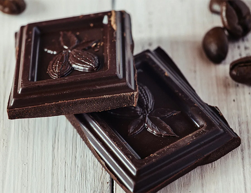 ЛОНДОН, 13. ДЕЦЕМБРА /СРНА/ - У тамној чоколади пронађена је хемикалија која би могла да успори старење, навели су научници "Кингс" колеџа у Лондону.