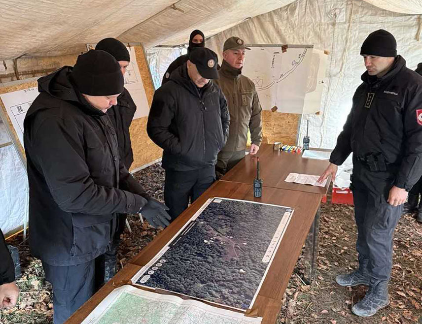 БАЊАЛУКА, 13. ДЕЦЕМБРА /СРНА/ - Министар унутрашњих послова Републике Српске Жељко Будимир и директор Полиције Српске Синиша Кострешевић посјетили су јутрос локацију на Козару на којој се одвија тактичка вјежба МУП-а "Талачка ситуација у руралном подручју".