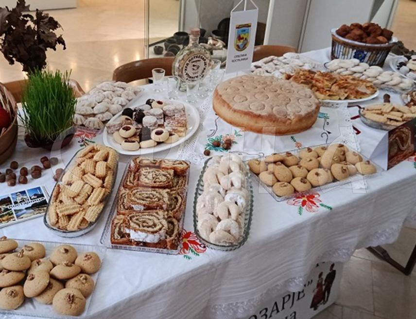 КОСTАЈНИЦА, 13. ДЕЦЕМБРА /СРНА/ - Tуристичка организација општине Костајница и Културно-умјетничко друштво "Поткозарје" данас учествују на Фестивалу божићног колача "Чесница" у Бањалуци, гдје представљају божићне специјалитете костајничког краја.