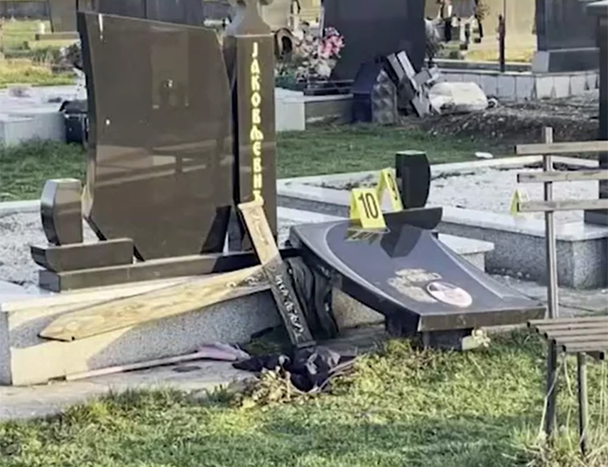 ПЛЕМЕTИНА, 13. ДЕЦЕМБРА /СРНА/ - Непозната лица порушила су и демолирала два споменика на новом сеоском православном гробљу у Племетини код Обилића.