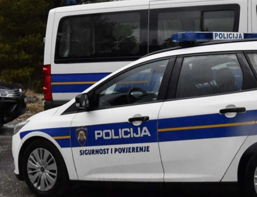 ЗАГРЕБ, 14. ДЕЦЕМБРА /СРНА/ - Женска особа убијена је у породичној кући у Бедековчини у Крапинско-загорској жупанији, а особа која се доводи у везу са овим догађајем извршила је самоубиство, саопштила је полиција.