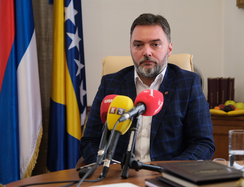 ИСТОЧНО САРАЈЕВО, 14. ДЕЦЕМБРА /СРНА/ - Замјеник предсједавајуће Савјета министара Сташа Кошарац рекао је да сарајевске "мудре" политичке главе оду у Бањалуку и да се договарају умјесто што тумарају сарајевским улицама и по свијету.