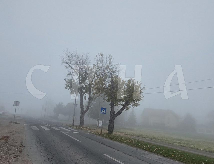 БАЊАЛУКА, 15. ДЕЦЕМБРА /СРНА/ - У Републици Српској и Федерацији БиХ у котлинама и дуж ријечних токова јутрос има магле и коловози су влажни, а на дионицама које пролазе кроз усјеке и поред камених косина учестали су одрони.