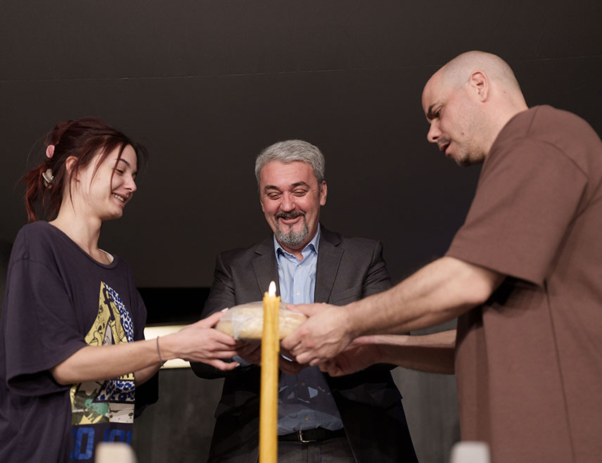 БАЊАЛУКА, 15. ДЕЦЕМБРА /СРНА/ - Представа Народног позоришта Републике Српске "Кућа" редитеља Николе Пејаковића сутра ће бити изведена у бечком позоришту "Акцент".