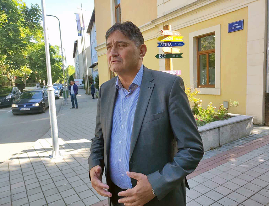 НОВИ ГРАД, 15. ДЕЦЕМБРА /СРНА/ - Начелник општине Нови Град Мирослав Дрљача оцијенио је да је данашње изгласавање Закона о изградњи центра за збрињавање радиоактивног отпада у Хрватском сабору још један шамар из Хрватске када је у питању проблем Трговске горе и да ће овај проблем морати да се рјешава на међународном нивоу.