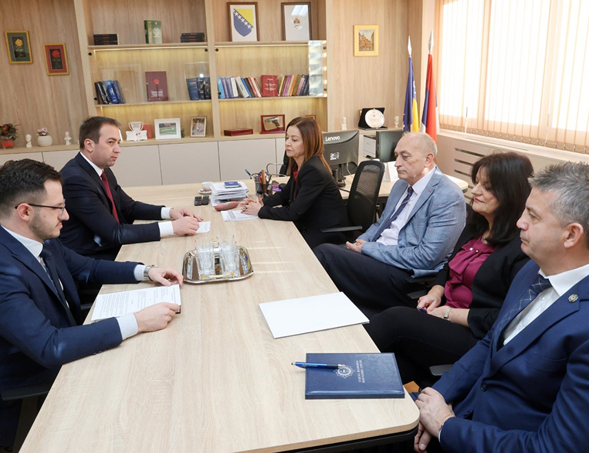 БАЊАЛУКА, 15. ДЕЦЕМБРА /СРНА/ - Министар правде Републике Српске Горан Селак изјавио је да је у Врховном суду Српске тренутно у раду 5.000 предмета и да свих 25 судија испуњава норму.