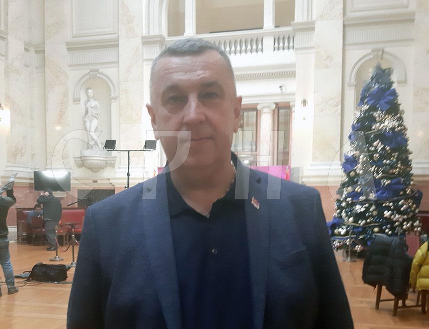 БЕОГРАД, 15. ДЕЦЕМБРА /СРНА/ - Предсједник Одбора за дијаспору и Србе у региону Скупштине Србије Драган Станојевић изјавио је Срни да је неприхватљиво што Централна изборна комисија /ЦИК/ БиХ још није прогласила резултате пријевремених  предсједничких избора у Републици Српској, на којма је побиједио Синиша Каран, и додао да морају да сносе одговорност за то.