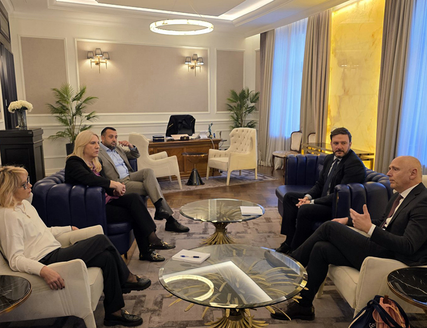 САРАЈЕВО, 15. ДЕЦЕМБРА /СРНА/ - Српски члан Предсједништва БиХ Жељка Цвијановић и вршилац дужности предсједника Републике Српске Ана Тришић Бабић разговарале су данас у Бањалуци са генералним секретаром Савјета за регионалну сарадњу Амером Капетановићем о актуелним регионалним питањима, те могућностима јачања сарадње и снажнијег економског и инфраструктурног повезивања у оквиру региона.