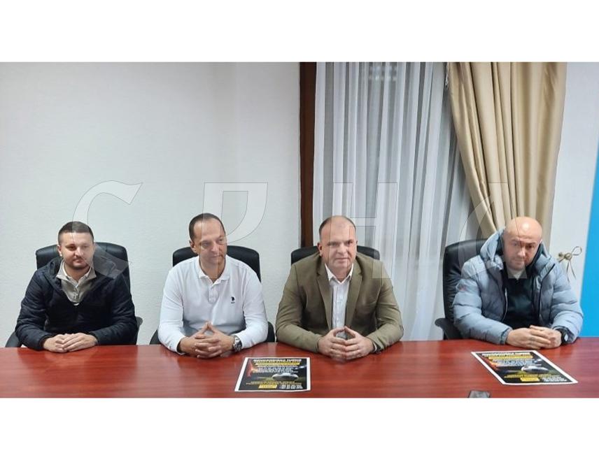 ЗВОРНИК, 15. ДЕЦЕМБРА /СРНА/ - Новогодишњи футсал турнир "Градекс куп Зворник 2025" биће одржан од 17. до 22. децембра у зворничком Рекреативно-спортском центру, најављено је данас на конференцији за новинаре Организационог одбора турнира.