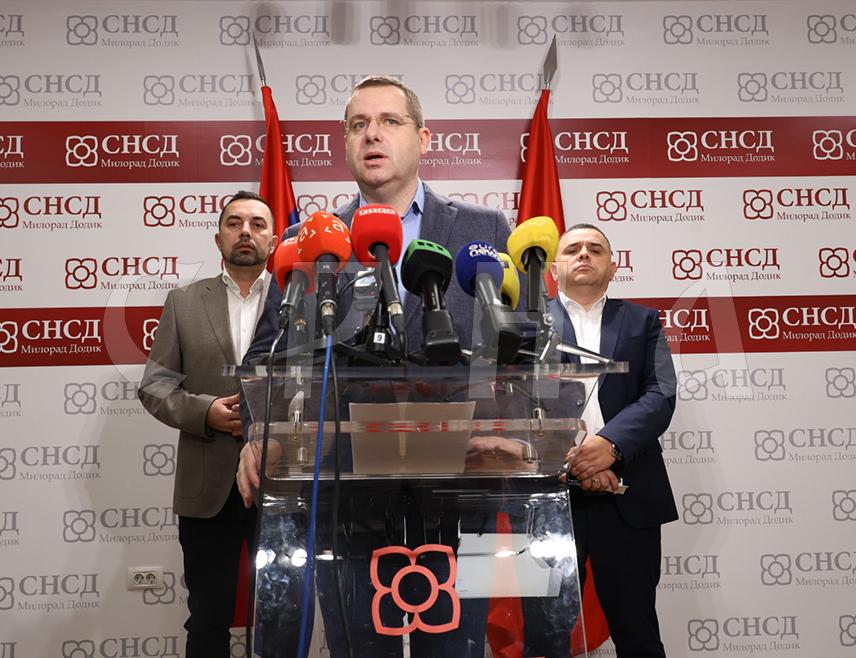 БАЊАЛУКА, 15. ДЕЦЕМБРА /СРНА/ - Портпарол СНСД-а Радован Ковачевић изјавио је данас у Бањалуци да је Централна изборна комисија /ЦИК/ БиХ послије мјесец дана утврдила оно што је било познато сат времена након затварања биралиштра - да је кандидат СНСД-а Синиша Каран побиједник пријевремених избора за предсједника Републике Српске.