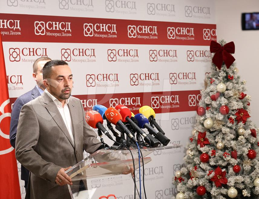 БАЊАЛУКА, 15. ДЕЦЕМБРА /СРНА/ - Градоначелник Добоја Борис Јеринић рекао је да је 
очигледно да је једини адут опозиције, након што су изгубили, покушај да преко ЦИК-а БиХ и дијела међународне заједнице утичу на резултате пријевремених избора у Републици Српској.