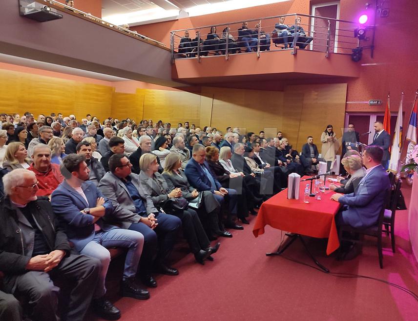 ГРАДИШКА, 15. ДЕЦЕМБРА /СРНА/ - "Антологија - 30 година `Истине о Србима`, 1995-2025", коју чине литерарна дјела аутора из Републике Српске и окружења, награђиваних у посљедње три деценије на конкурсима Српског просвјетног и културног друштва "Просвјета" Градишка, представљена је вечерас у градишком Културном центру.