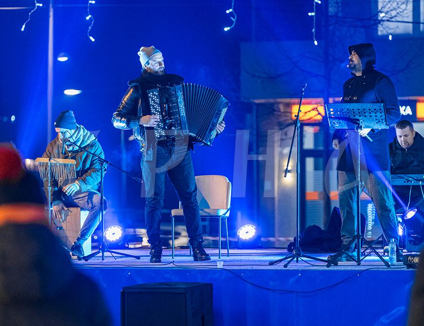 ПАЛЕ, 15. ДЕЦЕМБРА /СРНА/ - Виртуоз на хармоници Душан Секулић вечерас је са бендом наступио на Палама, а публика је уживала у програму који је спојио различите музичке жанрове.