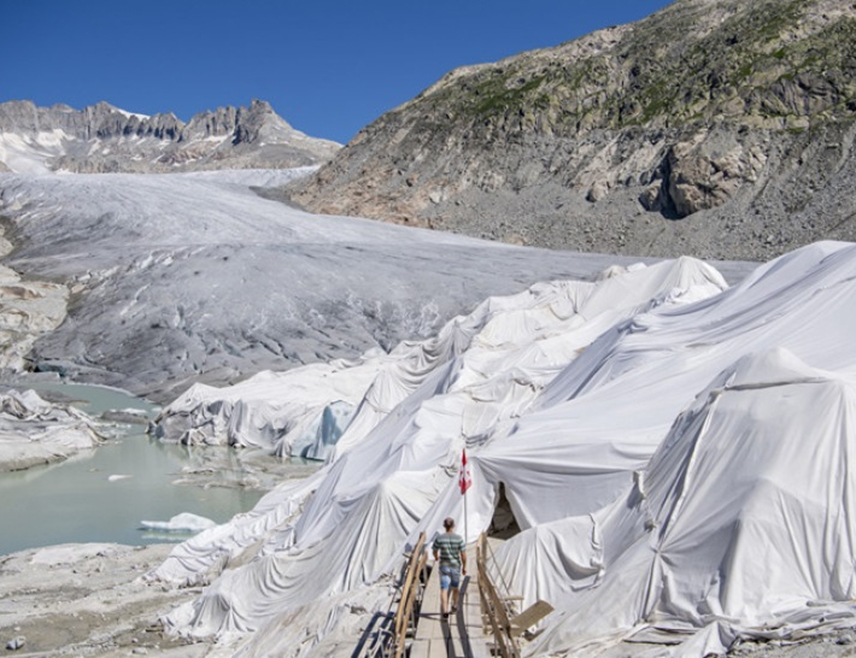 БРИСЕЛ, 15. ДЕЦЕМБРА /СРНА/ - Тренутни планови за борбу против глобалног загријавања сачуваће само три одсто алпских глечера од нестанка у овом вијеку, а већина ће се отопити у наредне двије деценије, наводи се у студији универзитета ЕТХ Цирих у Швајцарској.
