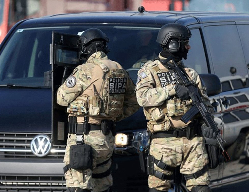 ИСТОЧНО САРАЈЕВО, 16. ДЕЦЕМБРА /СРНА/ - Припадници Агенције за истраге и заштиту /Сипа/ БиХ данас су на четири локације на подручју Посушја, Широког Бријега и Пала извршили претресе стамбених и помоћних објеката, као и покретних ствари, те пронашли пушку и друге предмете који могу да послуже као докази за више почињених кривичних дјела.