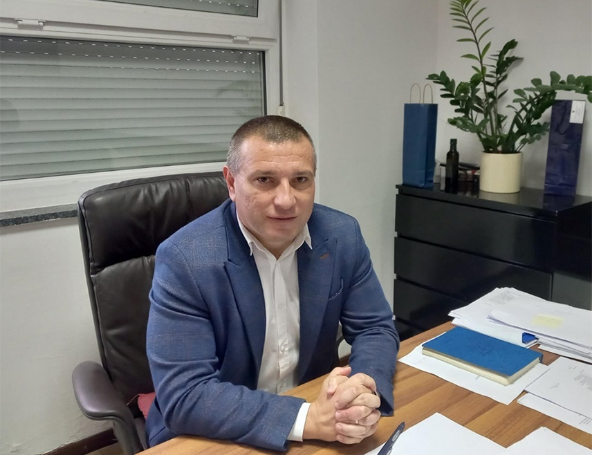 TРЕБИЊЕ, 16. ДЕЦЕМБРА /СРНА/ - Изградња нове болнице у Требињу је завршена, опремљена је најсавременијом и најквалитетнијом опремом, а у току је припрема документације како би почела са радом, изјавио је Срни директор Болнице Tребиње Недељко Ламбета.