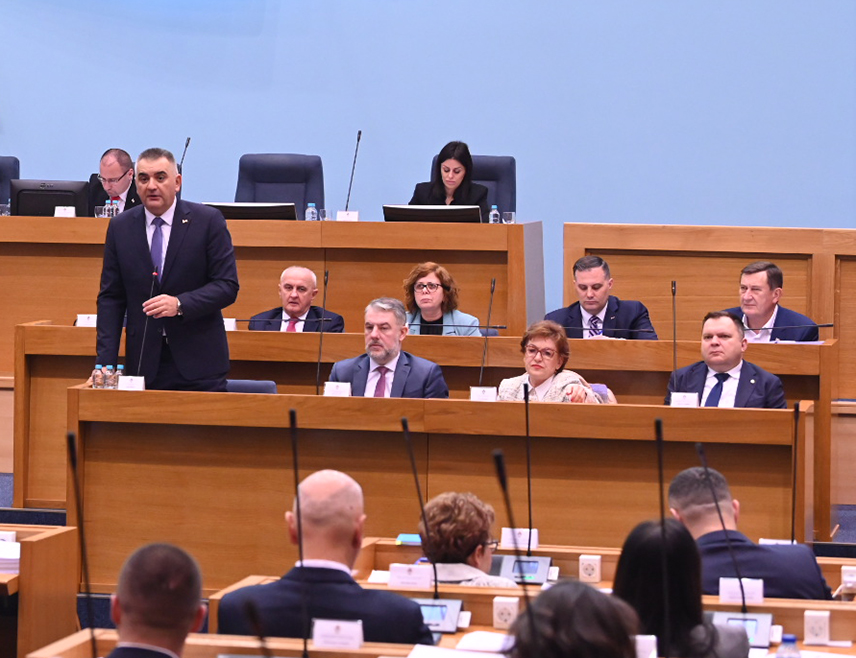 BANJA LUKA, DECEMBER 16 /SRNA/ – Prime Minister of Republika Srpska Savo Minić stated that total revenues planned for 2026 amount to BAM 8.6 billion, which is BAM 319.7 million or 3.8 percent more compared to total revenues in the revised 2025 budget.