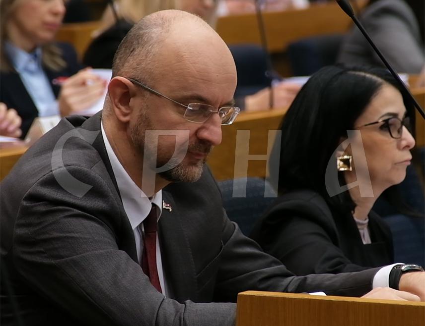 БАЊАЛУКА, 16. ДЕЦЕМБРА /СРНА/ - Шеф Клуба посланика СНСД-а у Народној скупштини Републике Српске Срђан Мазалица изјавио је да се планиране економске реформе морају спроводити јер омогућавају више инвестиција.