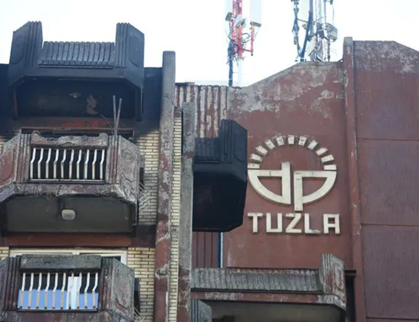 ТУЗЛА, 16. ДЕЦЕМБРА /СРНА/ - Полиција је ухапсила бившег директора Дома пензионера у Тузли Мирсада Бакаловића и његову савјетницу Зинаиду Халиловић Разић у оквиру истраге пожара у овој установи у којем је страдало 17 корисника.