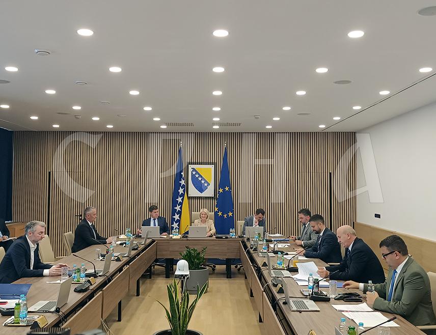 САРАЈЕВО, 16. ДЕЦЕМБРА /СРНА/ - Са данашње сједнице Савјета министара скинуте су тачке дневног реда које се односе на Приједлог одлуке о успостављању канцеларије главног преговарача БиХ са ЕУ као привременог тијела Савјета министара, као и нацрте закона о Суду и Високом судском и тужилачком савјету /ВСТС/, сазнаје Срна.