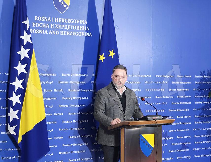 САРАЈЕВО, 16. ДЕЦЕМБРА /СРНА/ - Министар спољне трговине и економских односа у Савјету министара Сташа Кошарац рекао је данас да нико други, осим народа Републике Српске, неће бирати предсједника Републике Српске и да је на сцени озбиљан напад на демократију у Српској и БиХ.