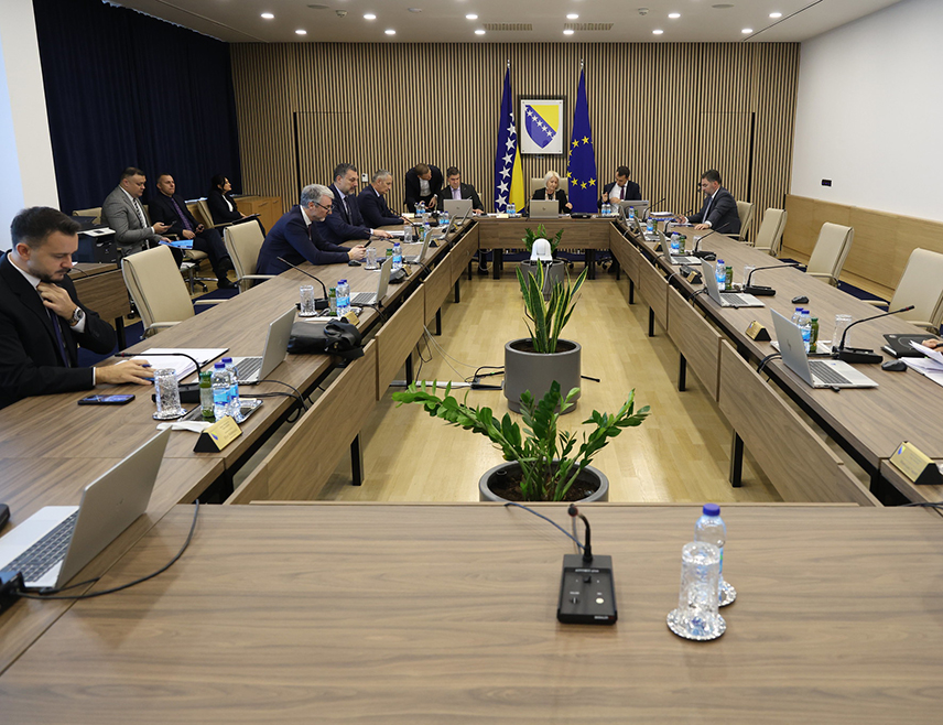 САРАЈЕВО, 16. ДЕЦЕМБРА /СРНА/ - Укупна спољнотрговинска размјена БиХ у три квартала ове у односу на исти период 2024. године расла је за 4,93 одсто, увоз је растао за 4,33 одсто, а извоз за шест одсто, те је покривеност увоза извозом повећана за 0,90 одсто и износи 56,67 одсто, уз раст спољнотрговинског дефицита од 2,22 одсто.