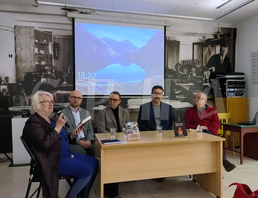 БЕОГРАД, 16. ДЕЦЕМБРА /СРНА/ - У Београду је вечерас представљена књига "Виртуелна ломача: Како друштвене мреже разарају јавну дебату?" професора Ђорђа Вуковића и амбасадора БиХ у Србији Александра Врањеша, која критички преиспитује утицај интернета и друштвених мрежа на друштво и појединца, и поставља питање о томе колико су људи заиста слободни у времену дигиталне демократије.