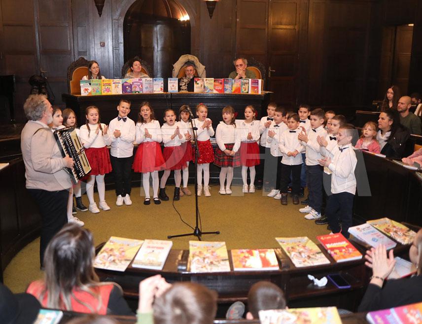 БАЊАЛУКА, 16. ДЕЦЕМБРА /СРНА/ - У Бањалуци су вечерас промовисани зборници Међународног фестивала дјечије поезије "Дјечије царство" и књижевни часопис за дјецу "Ризница".