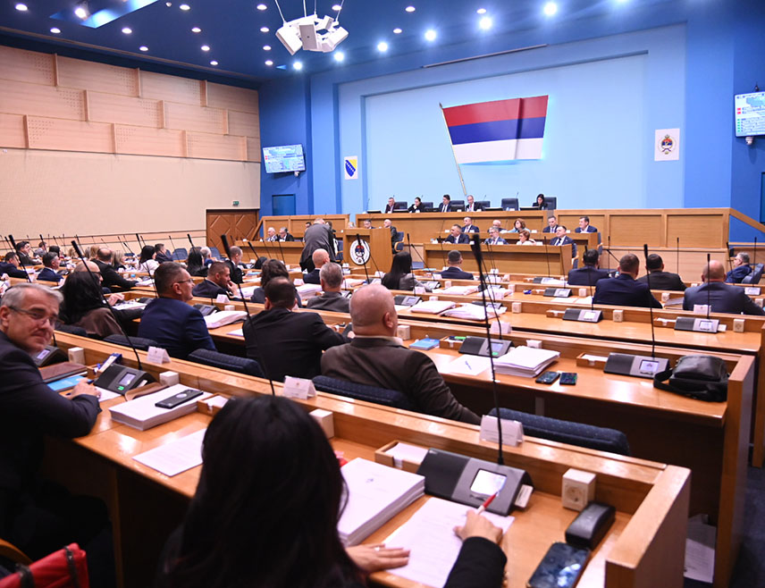 БАЊАЛУКА, 17. ДЕЦЕМБРА /СРНА/ - Сједница Народне скупштине Републике Српске биће настављена данас расправом о Приједлогу закона о измјени и допунама Закона о доприносима по хитном поступку.