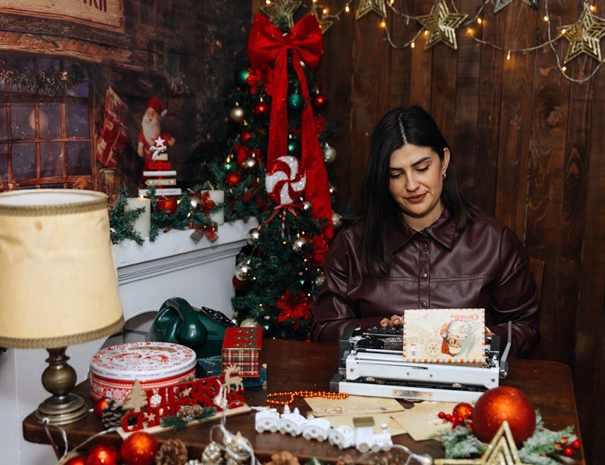 Маркетиншка манипулација повезује куповину са љубављу и срећом. Уколико немамо
новац, умјесто радости имамо притисак. Претјеривање у свему је начин на који се блокира унутрашњи осјећај незадовољства и празнине. Скупи поклони, емотивно преједање, опијање и забава у децембру и јануару прикривају све тешке и ружне осјећаје, наводи Бороја