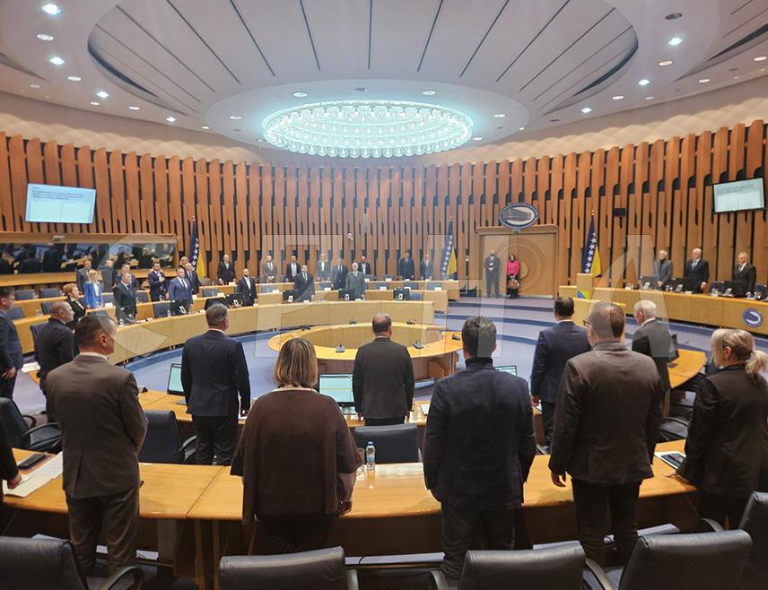 САРАЈЕВО, 17. ДЕЦЕМБРА /СРНА/ - Сједница Дома народа Парламентарне скупштине БиХ која је прекинута у новембру настављена је данас разматрањем Приједлога измјене Закона о служби у Оружаним снагама БиХ.