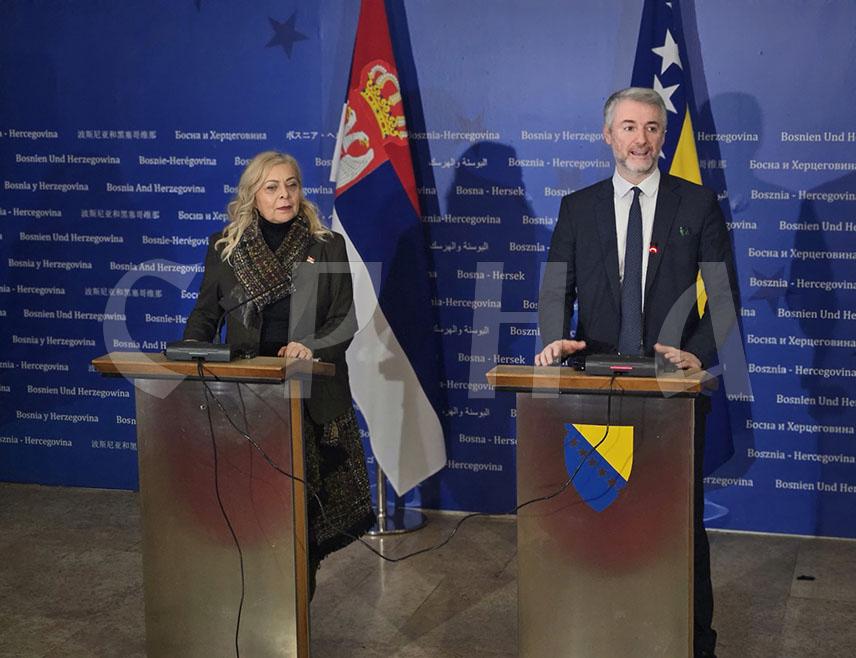 САРАЈЕВО, 17. ДЕЦЕМБРА /СРНА/ - Министар транспорта и комуникација у Савјету министара Един Форто изјавио је да је са министром грађевинарства, саобраћаја и инфраструктуре Србије Александром Софронијевић разговарао о реконструкцији жељезничке пруге Рума–Шабац–Лозница–Зворник–Tузла–Добој, која је запуштена, али је перспективан европски коридор.