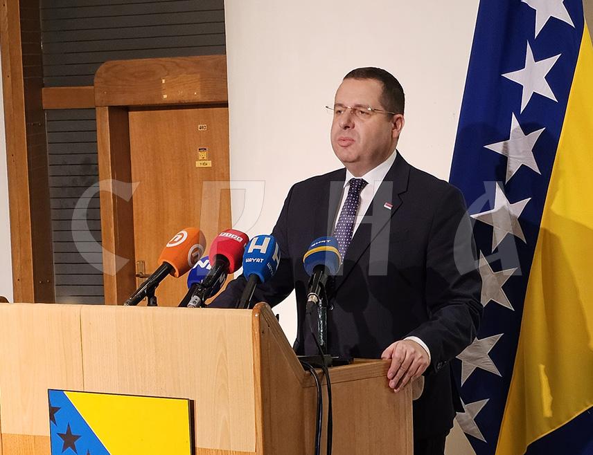 САРАЈЕВО, 17. ДЕЦЕМБРА /СРНА/ - Српски делегат у Дому народа Парламентарне скупштине БиХ Радован Ковачевић данас је у име Републике Српске позвао ЕУ да буде савезник у заштити владавине права у БиХ и елиминацији било каквог наметања закона од неизабраних странаца.