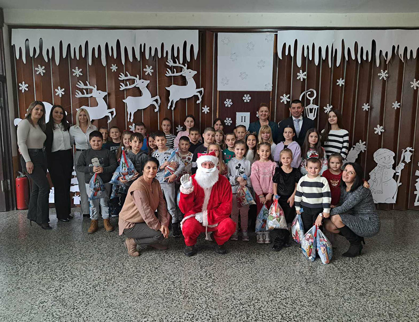 СРБАЦ, 17. ДЕЦЕМБРА /СРНА/ - Министар трговине и туризма Републике Српске Денис Шулић посјетио је данас традиционално Основну школу "Доситеј Обрадовић" у Кукуљама код Српца, гдје је, поводом обиљежавања Никољдана, подијелио дјеци педесетак пакетића.