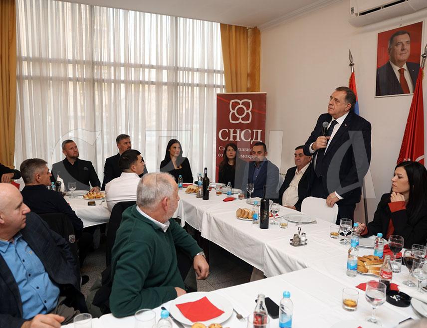 ДОБОЈ, 17. ДЕЦЕМБРА /СРНА/ - У Добоју је у току састанак предсједника СНСД-а Милорада Додика са руководством Градског одбора и представницима мјесних одбора те странке.