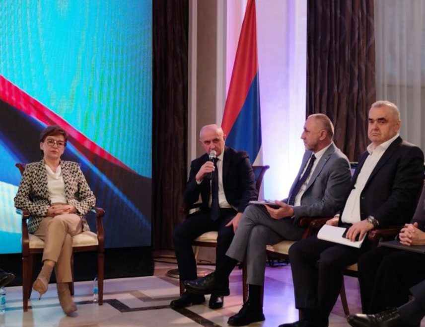 БАЊАЛУКА, 17. ДЕЦЕМБРА /СРНА/ - Министар енергетике и рударства Републике Српске Петар Ђокић рекао је да су стечени услови да се власништво над концесијом у Угљевику, на експлоатационом пољу "Исток 2" пренесе на Рудник и Термоелектрану чиме би се обезбиједило несметано функционисање електране у наредном периоду.