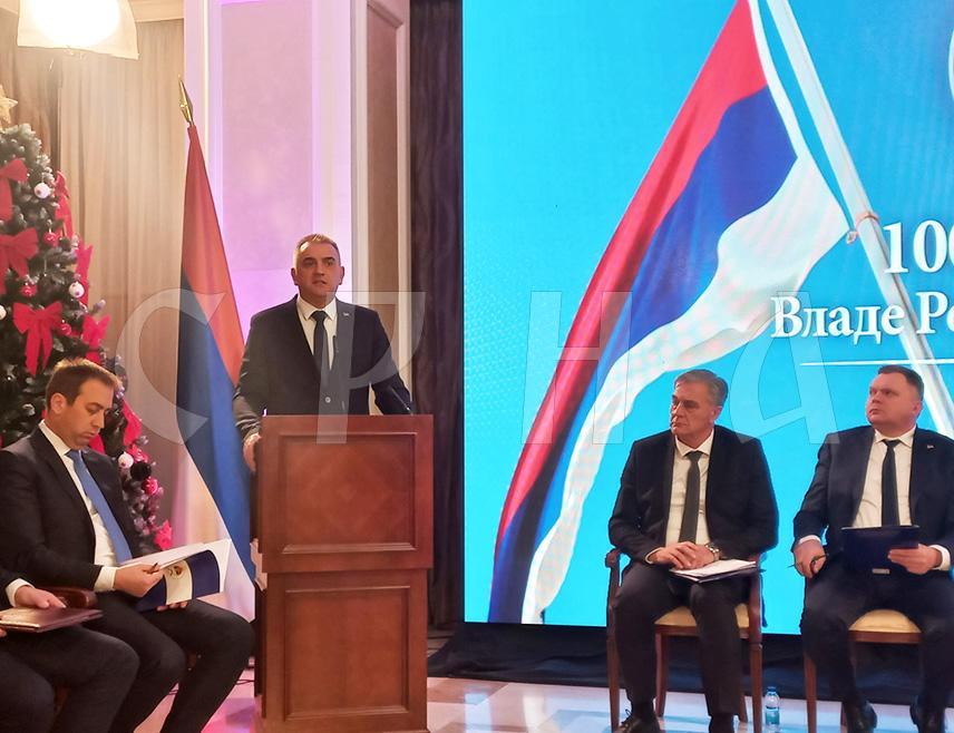 БАЊАЛУКА, 17. ДЕЦЕМБРА /СРНА/ - Предсједник Владе Републике Српске Саво Минић рекао је данас у Бањалуци да су сва министарства урадила много тога у првих 100 дана Владе, те да ће од Нове године радити још више и боље.