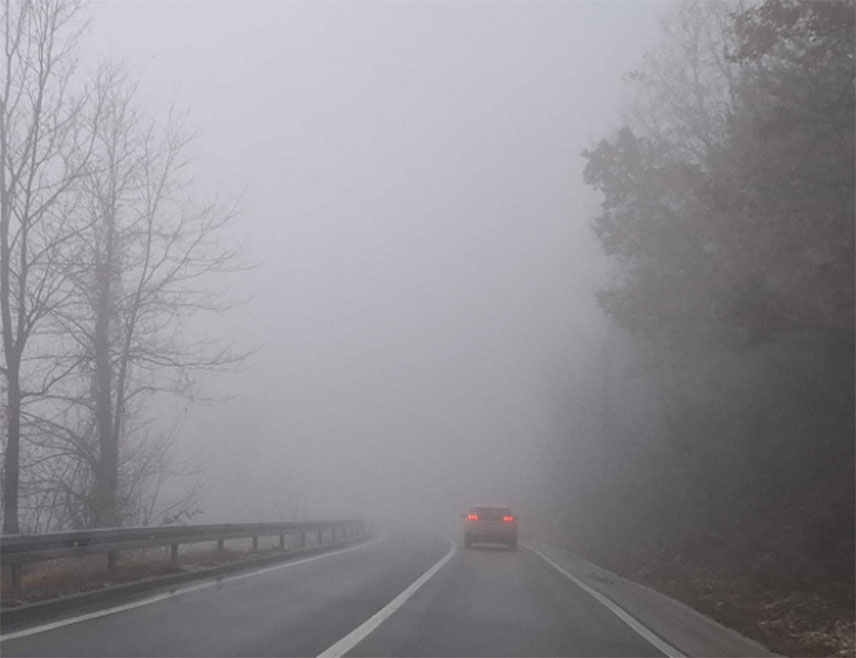 БАЊАЛУКА, 18. ДЕЦЕМБРА /СРНА/ - У Републици Српској и Федерацији БиХ /ФБиХ/ магла смањује видљивост у котлинама и дуж ријечних токова, а на дионицама које пролазе кроз усјеке и поред камених косина повећана је опасност од одрона, саопштио је Ауто-мото савез /АМС/ Републике Српске.