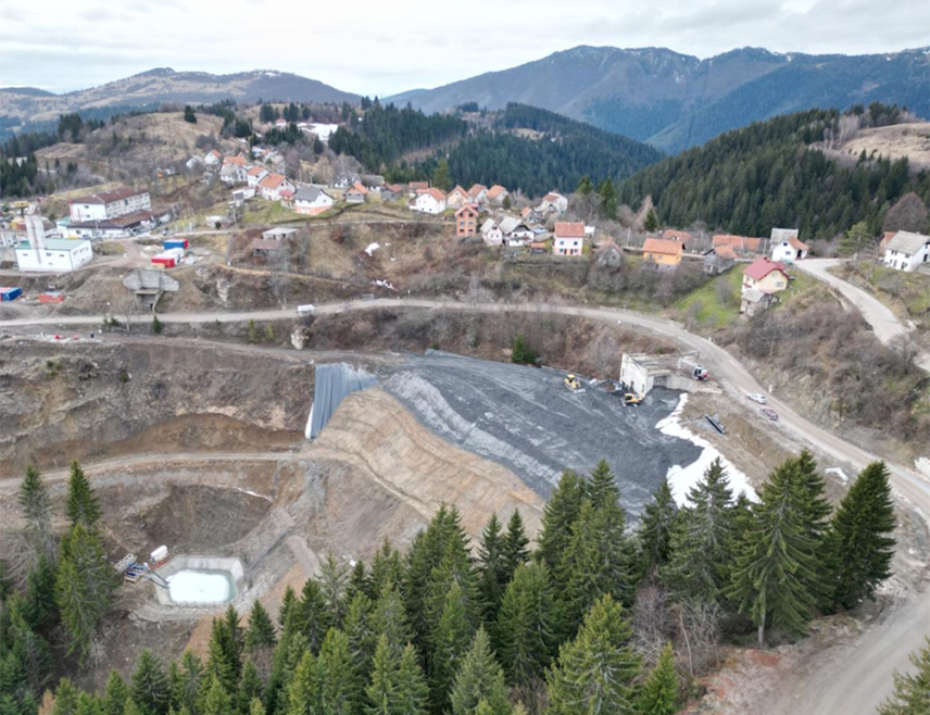 САРАЈЕВО, 18. ДЕЦЕМБРА /СРНА/ - У Варешу је забиљежено масовно тровање оловом, локална заједница се ни двије седмице након примања резултата није јавно огласила, а из здравствених установа упозоравају да је ситуација озбиљна, преносе федерални медији.