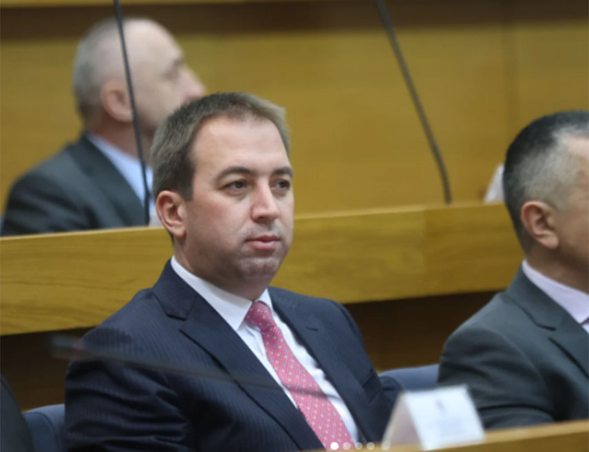 БАЊАЛУКА, 18. ДЕЦЕМБРА /СРНА/ - Приједлогом закона о измјенама и допунама Закона о регистрацији пословних субјеката у Републици Српској по хитном поступку успоставља се законски основ за вођење регистра стварних власника што значи иста правила за све и бољу заштиту од злоупотреба и прања новца, рекао је министар правде Горан Селак.