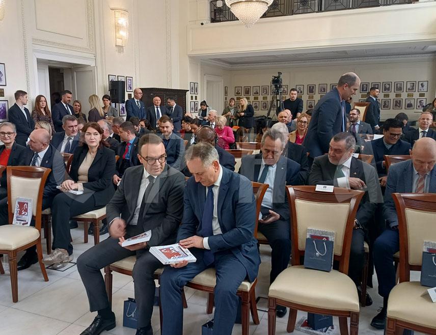 БЕОГРАД, 18. ДЕЦЕМБРА /СРНА/ - Књига "Наша исповијест два - свједочење жена жртава рата у Републици Српској 1992-1995", која садржи 12 аутентичних свједочења жена које су у току Одбрамбено-отаџбинског рата претрпјеле страхоте, представљена је данас у Београду с циљем упознавања домаће и међународне јавности о злочинима над Србима, посебно женама.