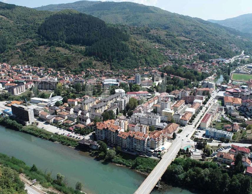 ФОЧА, 18. ДЕЦЕМБРА /СРНА/ - Усвајањем измјена закона о локалној самоуправи отворена је могућност да се исправи неправда према Фочи која, иако је здравствени, универзитетски и туристички центар истока Српске, није испуњавала услове за статус града, сматрају начелник општине Милан Вукадиновић и народни посланик Ненад Лаловић, главни заговорници промјене закона.